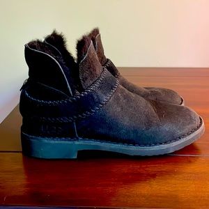 Short black uggs barely worn, size 7